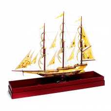 Сувенирный корабль из янтаря