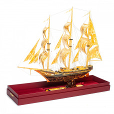 Сувенирный корабль из янтаря