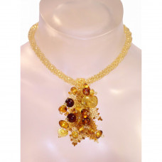 Светлое колье из природного янтаря и бисера