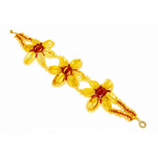 Светлый браслет с тремя цветами из балтийского янтаря и бисера