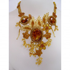 Удлиненное роскошное колье из натурального янтаря и бисера