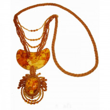 Удлиненный кулон из натурального янтаря и бисера