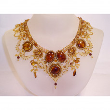 Узорчатое колье из натурального янтаря и бисера