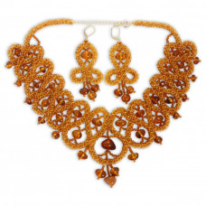 Узорчатый комплект: колье, серьги из янтаря с бисером