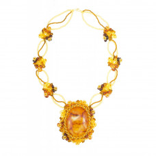 Великолепный кулон из балтийского янтаря и бисера