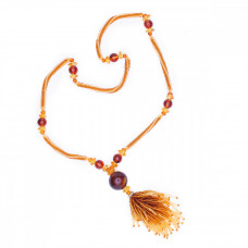 Янтарный кулон с кисточкой из бисера