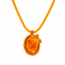 Яркий кулон из балтийского янтаря и бисера