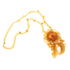 Яркий кулон из балтийского янтаря и бисера