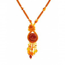 Яркий кулон из натурального балтийского янтаря и бисера