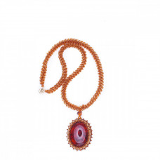 Яркий овальный кулон из натурального янтаря и бисера