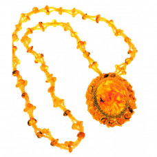 Яркий, овальный кулон из натурального янтаря и бисера